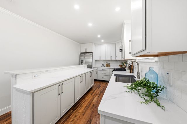 827 Westmount Avenue, Dallas, TX 75211