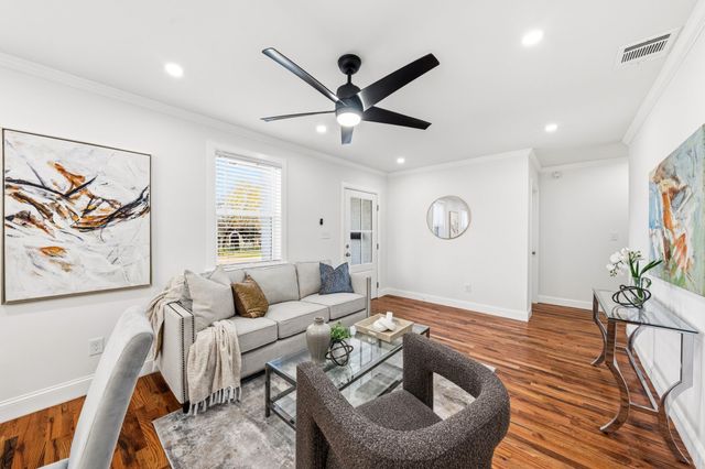 827 Westmount Avenue, Dallas, TX 75211