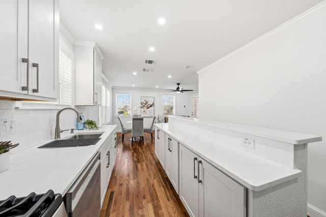 827 Westmount Avenue, Dallas, TX 75211