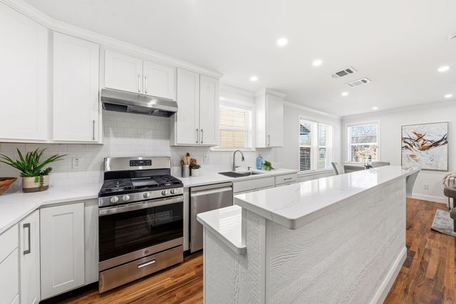 827 Westmount Avenue, Dallas, TX 75211