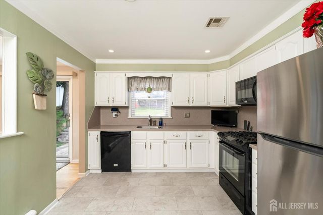 5 Ridgeview Road, Jamesburg, NJ 08831
