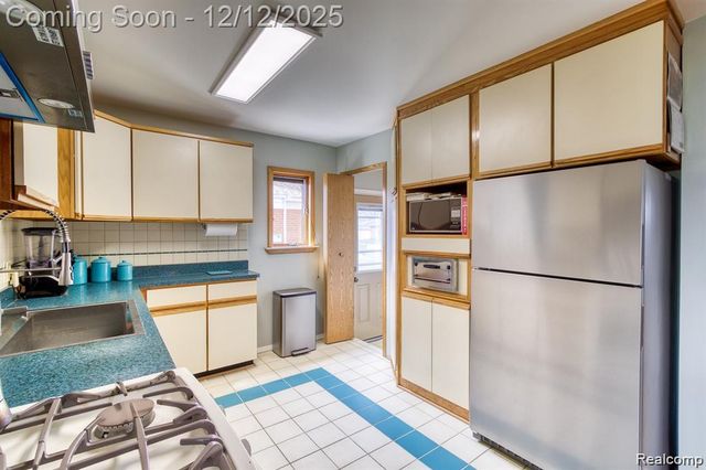 13194 Burgundy Avenue, Warren, MI 48089