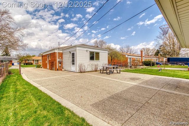 13194 Burgundy Avenue, Warren, MI 48089