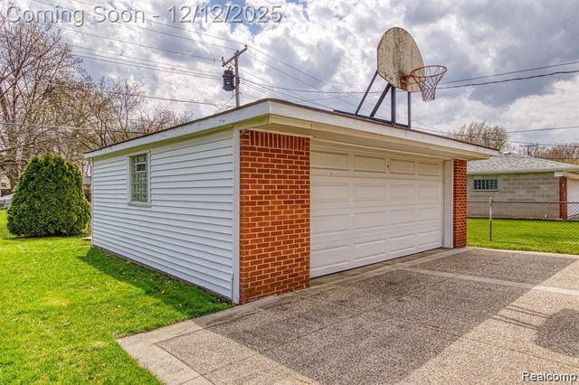 13194 Burgundy Avenue, Warren, MI 48089