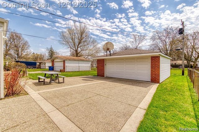 13194 Burgundy Avenue, Warren, MI 48089