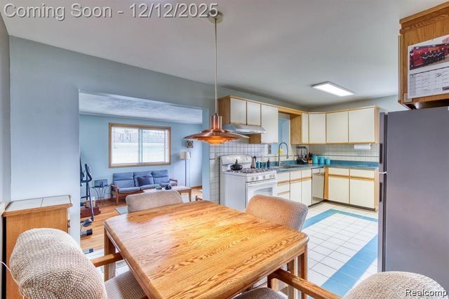 13194 Burgundy Avenue, Warren, MI 48089