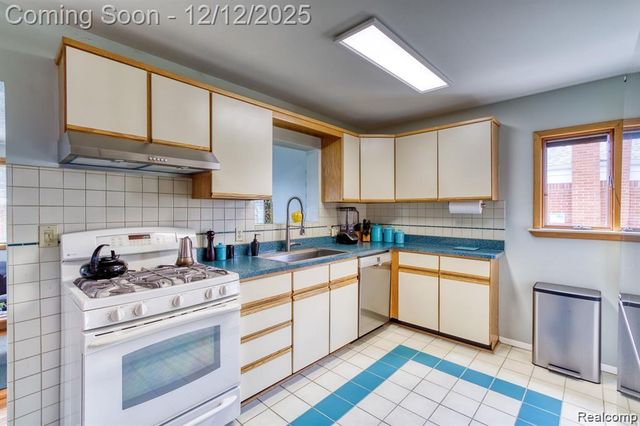 13194 Burgundy Avenue, Warren, MI 48089