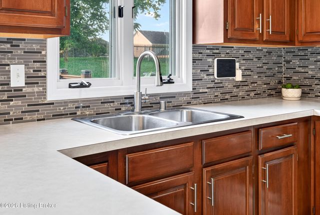7603 Parkridge Trace, Louisville, KY 40214