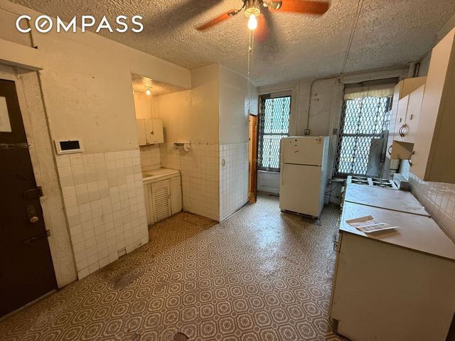 320 W 47th St Apt 4W, New York City, NY 10036