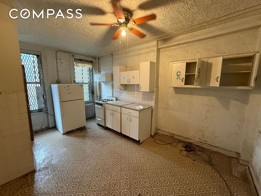 320 W 47th St Apt 4W, New York City, NY 10036