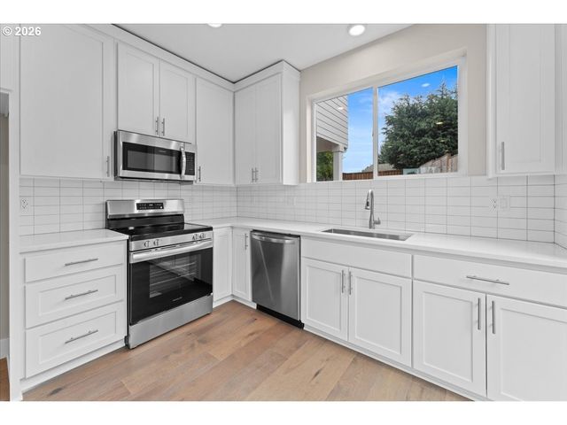 9824 Sw 34th Pl, Portland, OR 97219