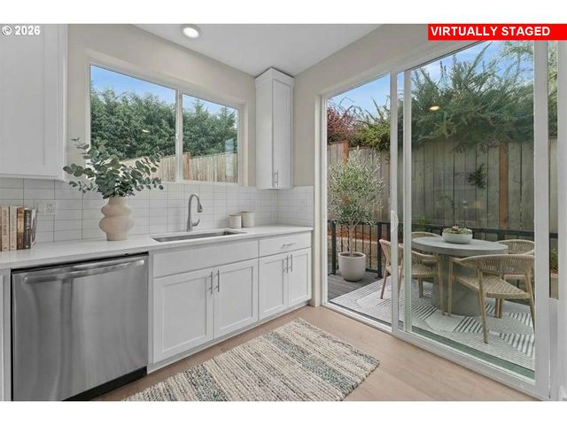 9824 Sw 34th Pl, Portland, OR 97219