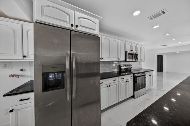 2740 NW 9th Lane, Wilton Manors, FL 33311
