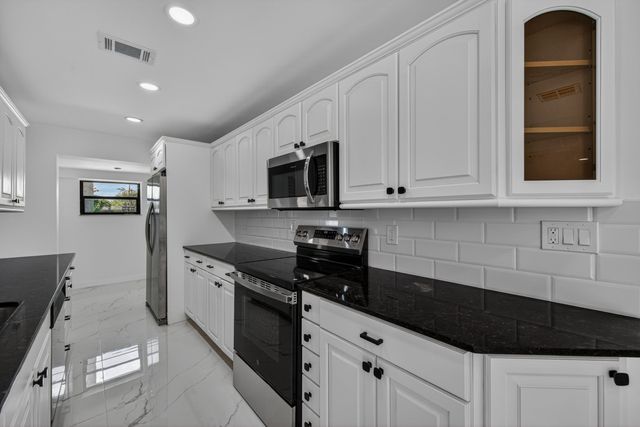 2740 NW 9th Lane, Wilton Manors, FL 33311