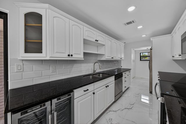 2740 NW 9th Lane, Wilton Manors, FL 33311
