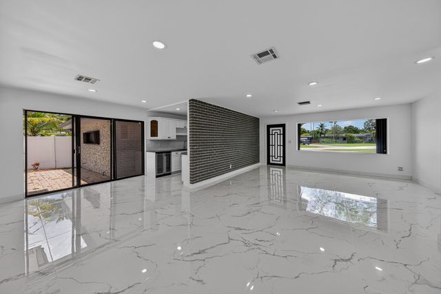 2740 NW 9th Lane, Wilton Manors, FL 33311
