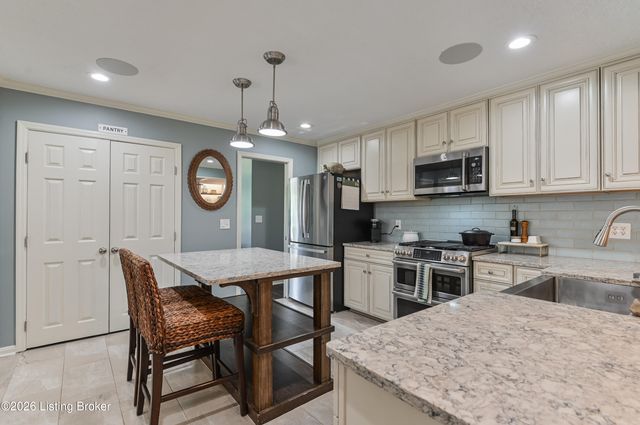 4606 Stormon Ct, Louisville, KY 40220