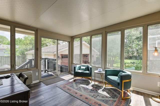 4606 Stormon Ct, Louisville, KY 40220