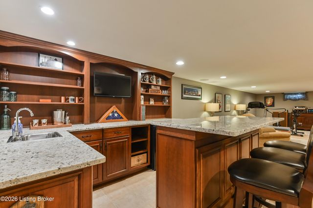 4606 Stormon Ct, Louisville, KY 40220