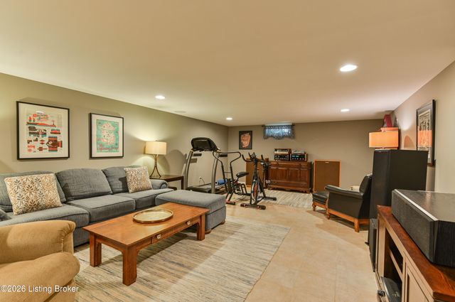 4606 Stormon Ct, Louisville, KY 40220