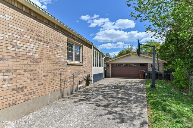 4606 Stormon Ct, Louisville, KY 40220