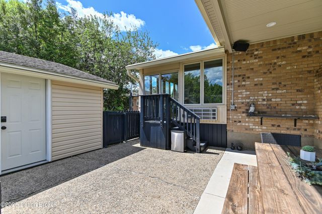 4606 Stormon Ct, Louisville, KY 40220