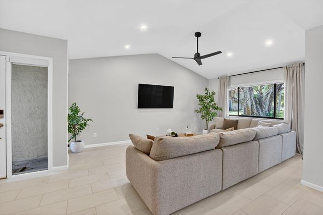 5530 Coach House Circle A, Boca Raton, FL 33486