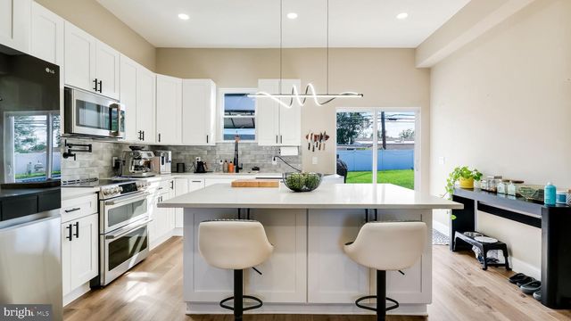 27 BITTERSWEET RD, Levittown, PA 19057