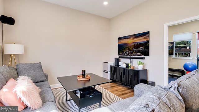 27 BITTERSWEET RD, Levittown, PA 19057