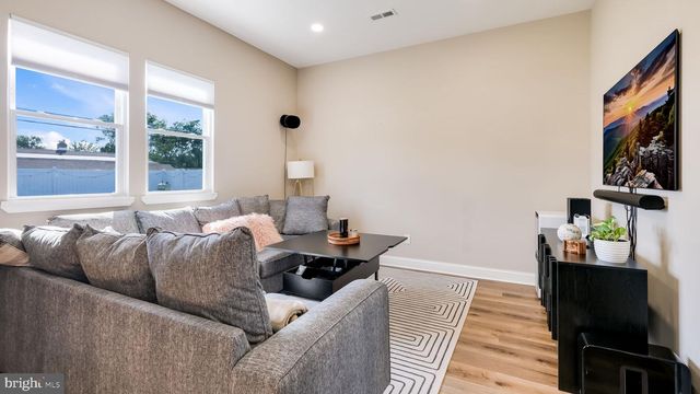 27 BITTERSWEET RD, Levittown, PA 19057