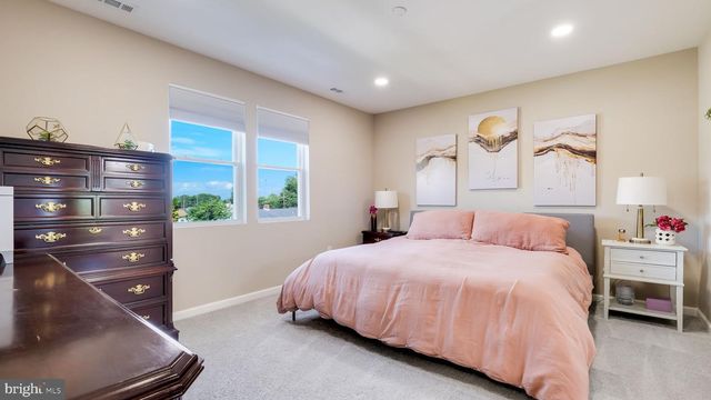 27 BITTERSWEET RD, Levittown, PA 19057