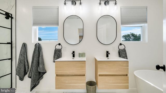 27 BITTERSWEET RD, Levittown, PA 19057