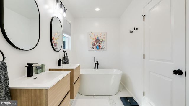 27 BITTERSWEET RD, Levittown, PA 19057
