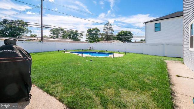 27 BITTERSWEET RD, Levittown, PA 19057