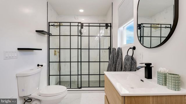 27 BITTERSWEET RD, Levittown, PA 19057