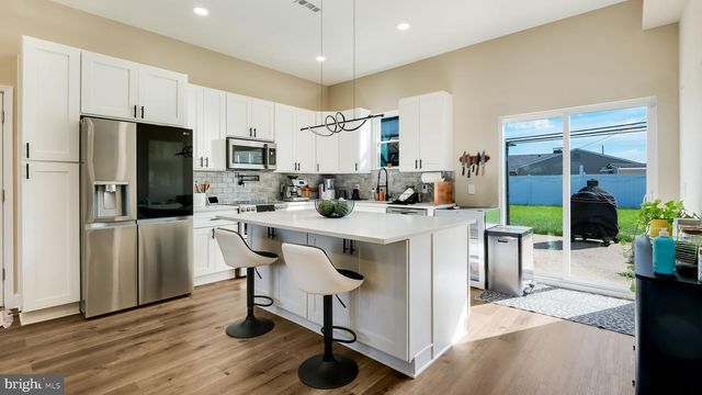 27 BITTERSWEET RD, Levittown, PA 19057