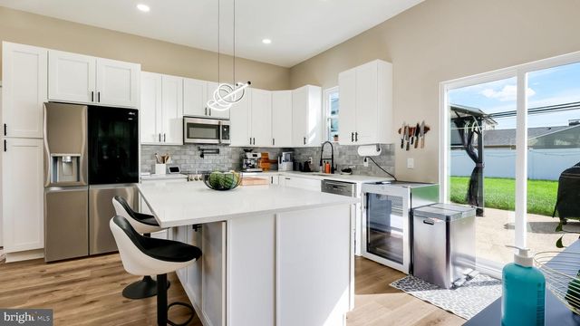 27 BITTERSWEET RD, Levittown, PA 19057