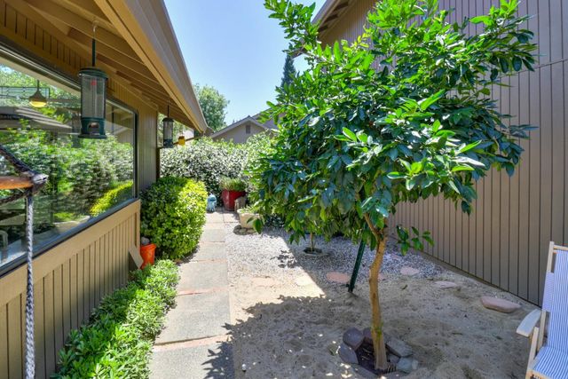 1911 Discovery Village Ln, Gold River, CA 95670