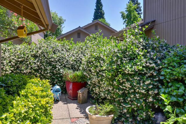 1911 Discovery Village Ln, Gold River, CA 95670