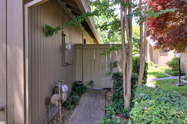 1911 Discovery Village Ln, Gold River, CA 95670