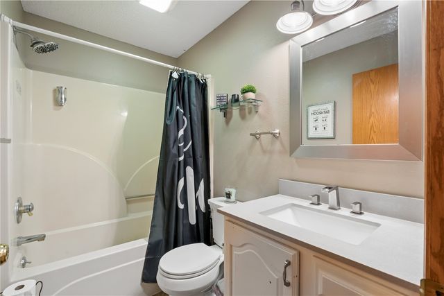 402 Windsor Drive, Solon, IA 52333