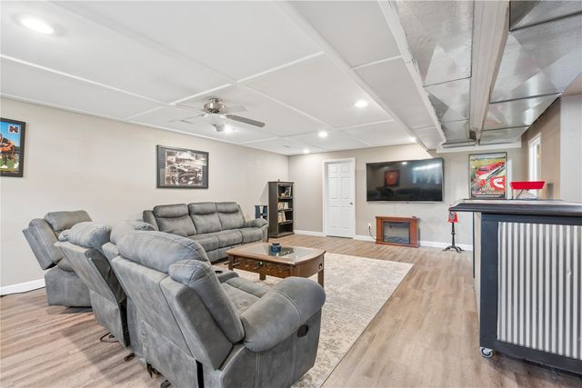 402 Windsor Drive, Solon, IA 52333