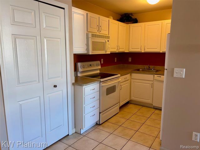 29762 Beverly Lane, New Baltimore, MI 48047