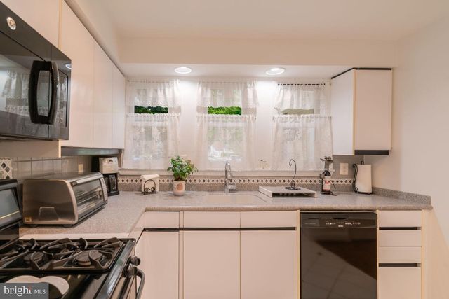 201 GARDEN CT, Falls Church, VA 22046