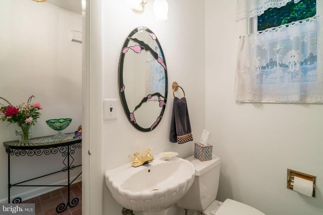 201 GARDEN CT, Falls Church, VA 22046