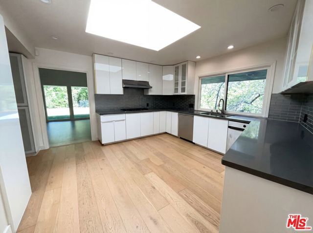 4900 Queen Victoria Road, Woodland Hills (los Angeles), CA 91364