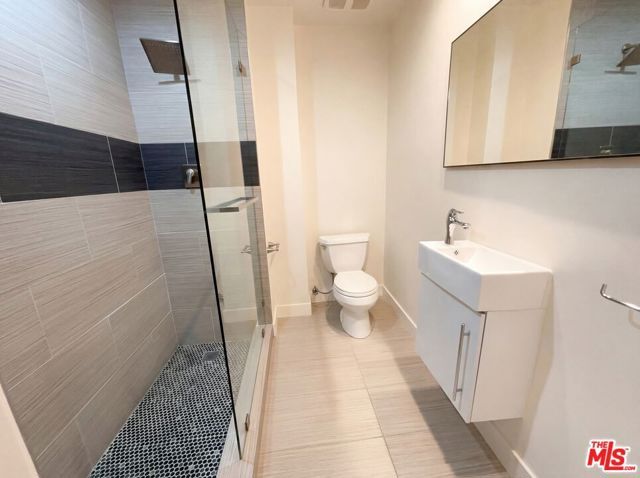 4900 Queen Victoria Road, Woodland Hills (los Angeles), CA 91364