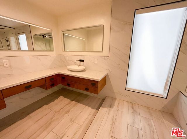 4900 Queen Victoria Road, Woodland Hills (los Angeles), CA 91364