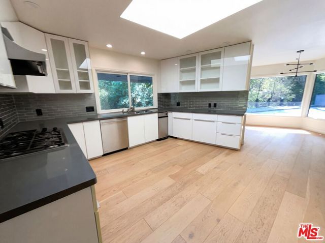 4900 Queen Victoria Road, Woodland Hills (los Angeles), CA 91364