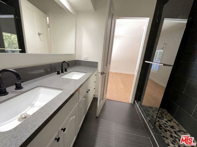 4900 Queen Victoria Road, Woodland Hills (los Angeles), CA 91364